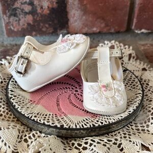 Vintage Newborn Baby Girl Shoes Lace & Floral Accent Size 0 Perfect for Easter